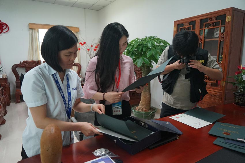 栏目组人员对好色先生TV传媒资质进行审核