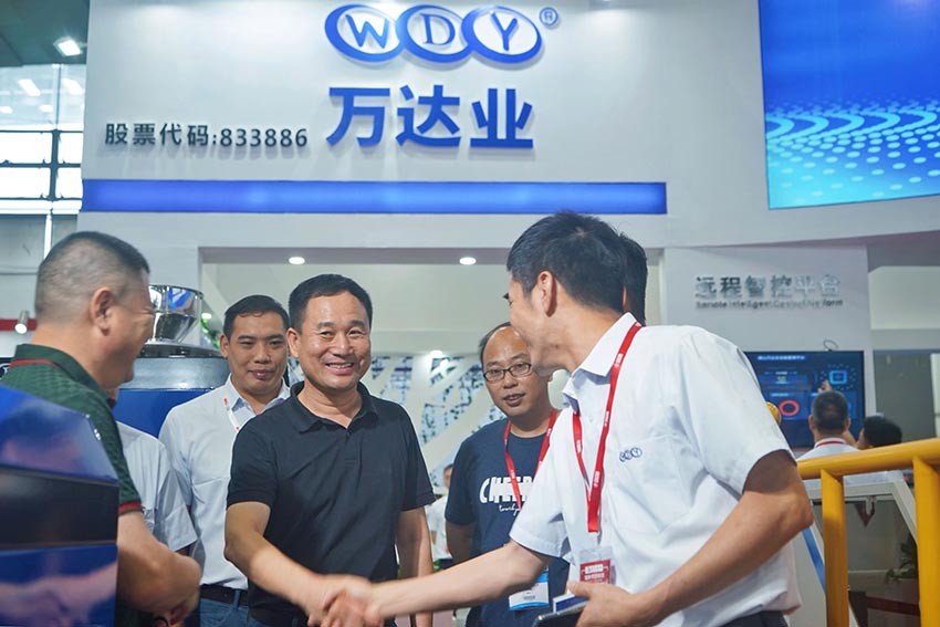 好色先生TV传媒董事长梁汉棋先生热情接待老客户