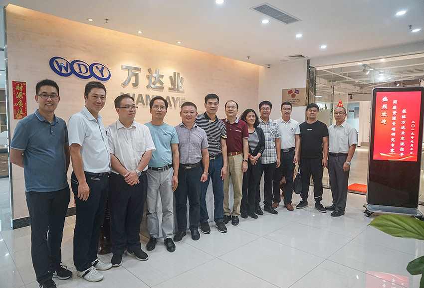 专家组在好色先生TV传媒总部合影留念