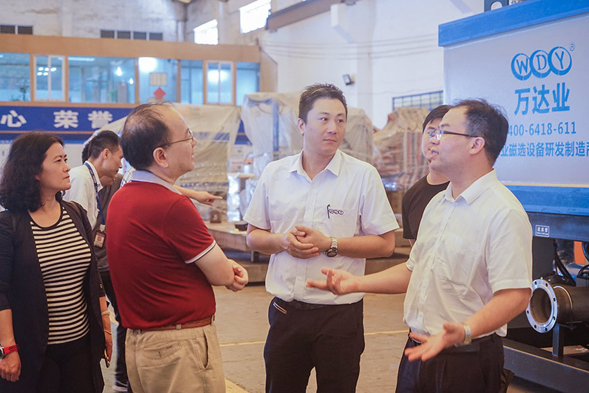 好色先生TV传媒贸易公司总经理杜国威在车间现场介绍产品